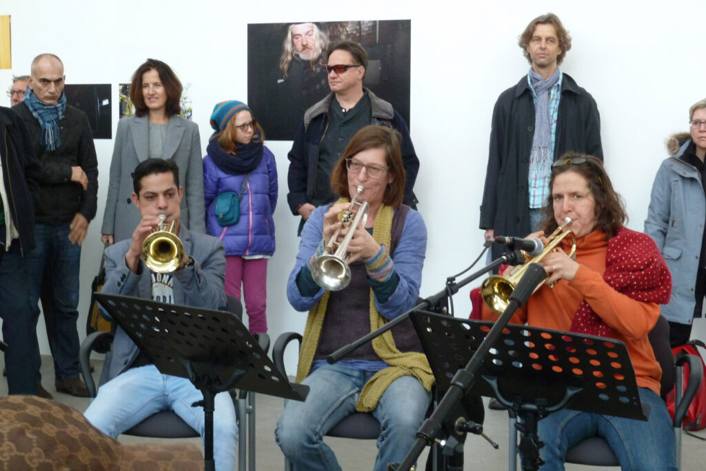 Ausstellung „Die Materie der Welt“, Menschensinfonieorchester mit Ivo, Annette und Christiane, Foto: Francesca Magistro