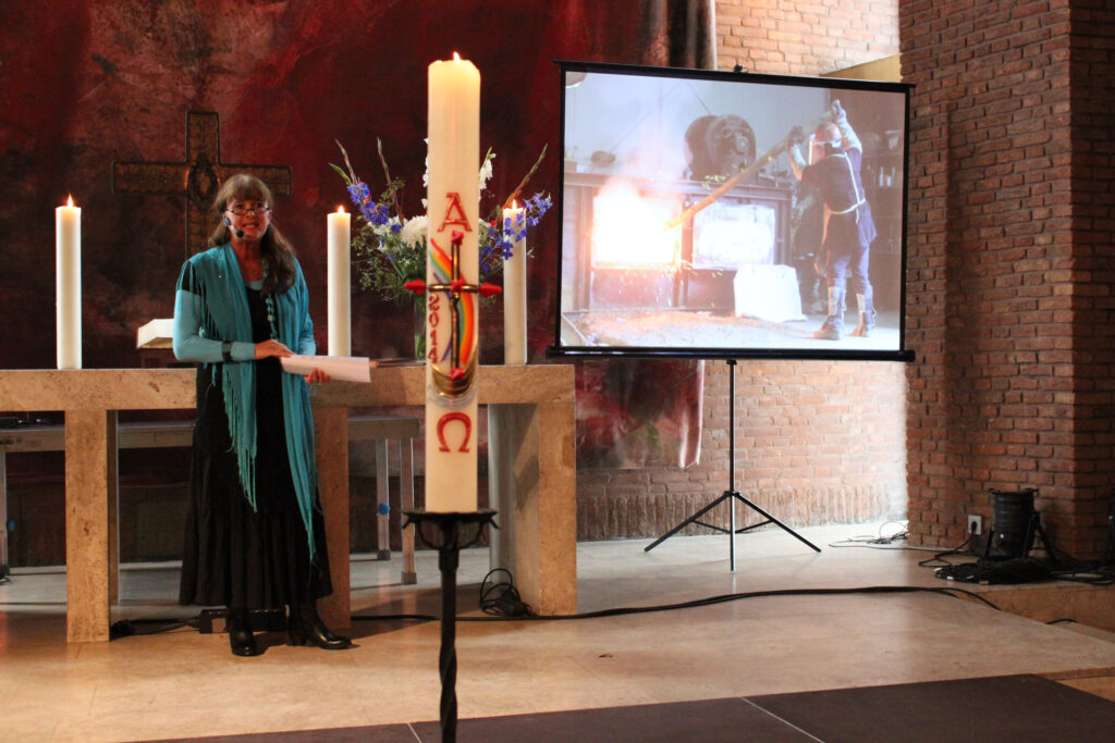 Gottesdienst für die drei neuen Glocken, 2014, Gaby Falk bei einer Powerpointpräsentation, Foto: Sonja Grupe