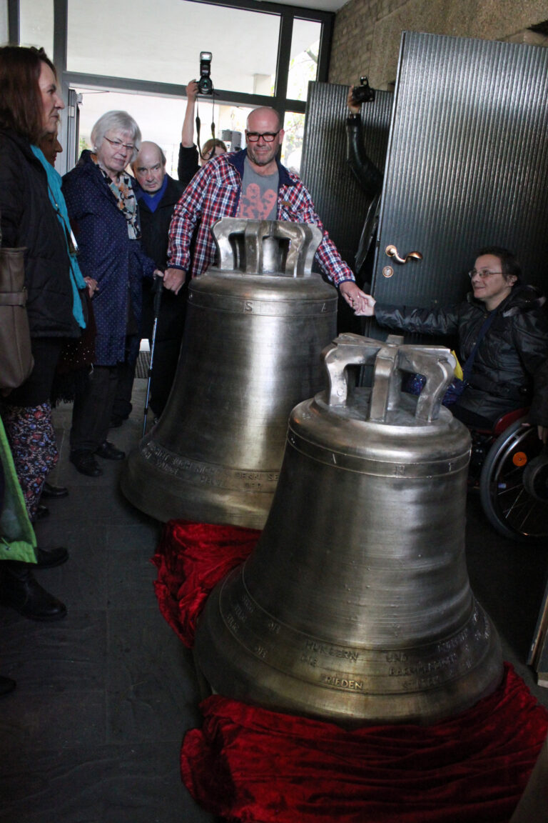 Gottesdienst für die drei neuen Glocken, 2014, gemeinsames Ritual, Foto: Sonja Grupe