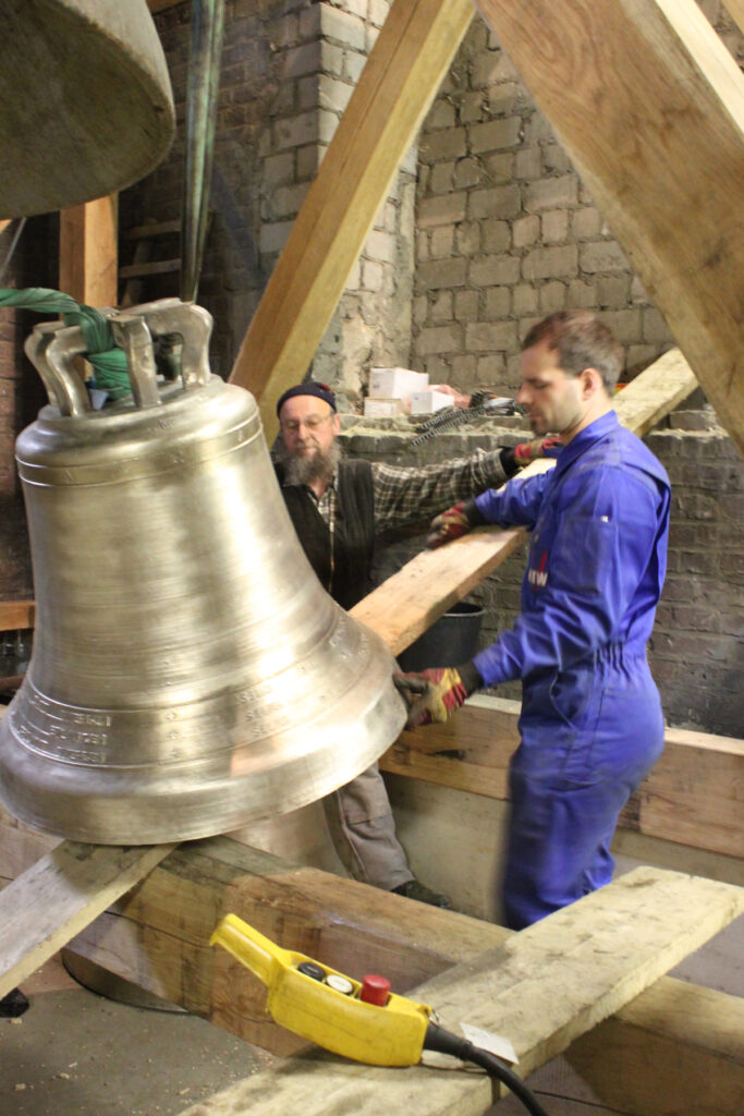 Glockenhängen, 2014, Glocke ist oben angekommen, Foto: Sonja Grupe