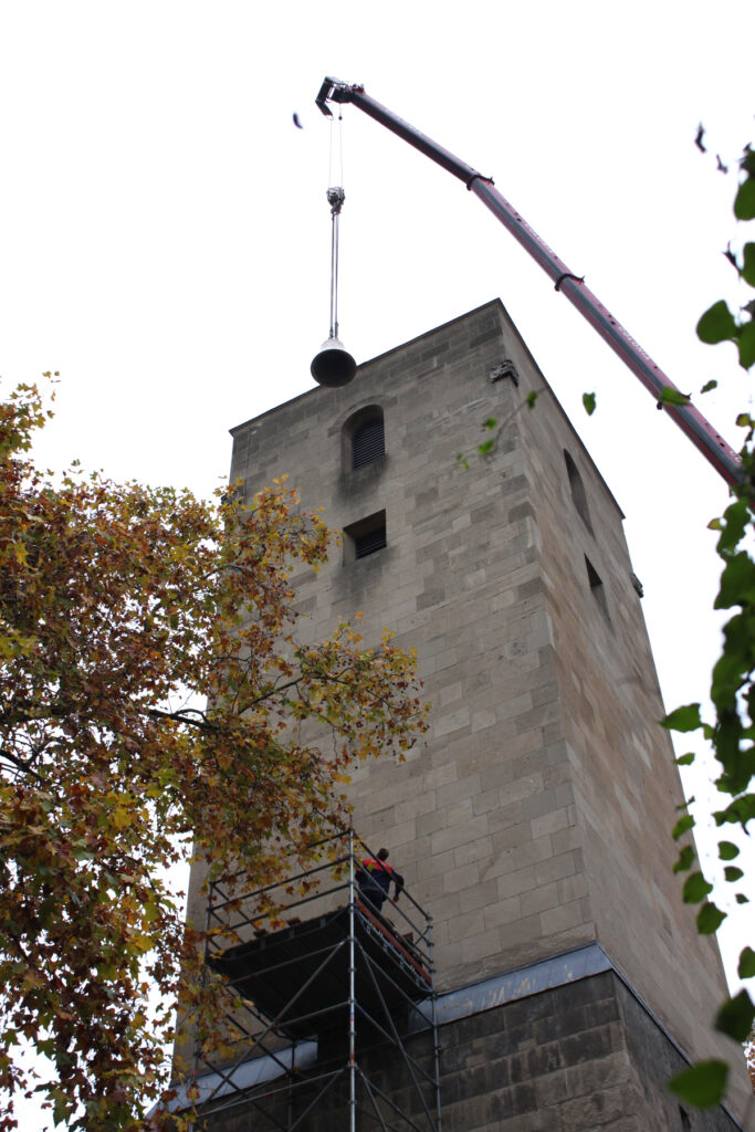 Glockenhängen, 2014, Glocke wird hochgezogen, Foto: Sonja Grupe