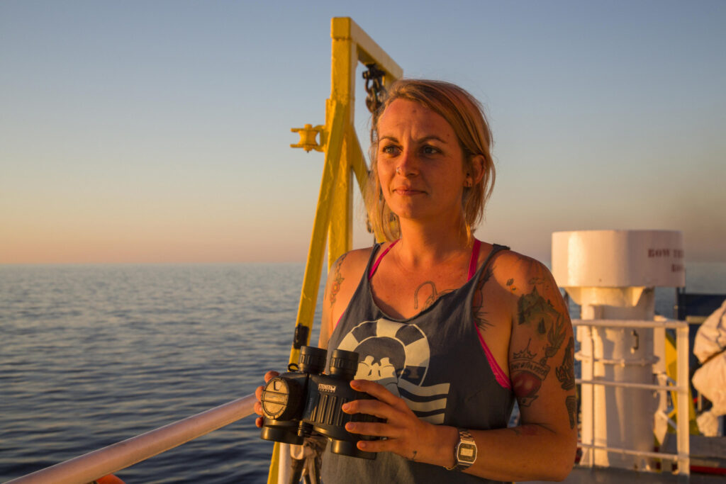 SOS 2019, Pia Klemp hält nach Flüchtlingsbooten Ausschau, Foto:Lisa Hoffmann