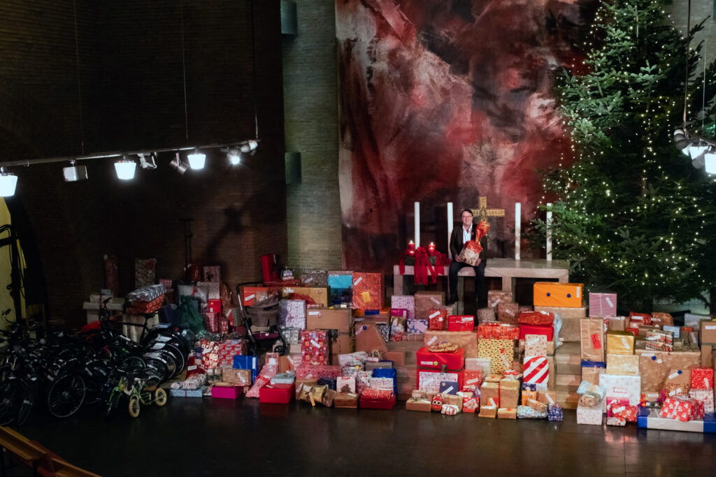 Weihnachtswunschaktion mit Pfarrer Hans Mörtter mit den Geschenken, Foto: Simin Kianmehr