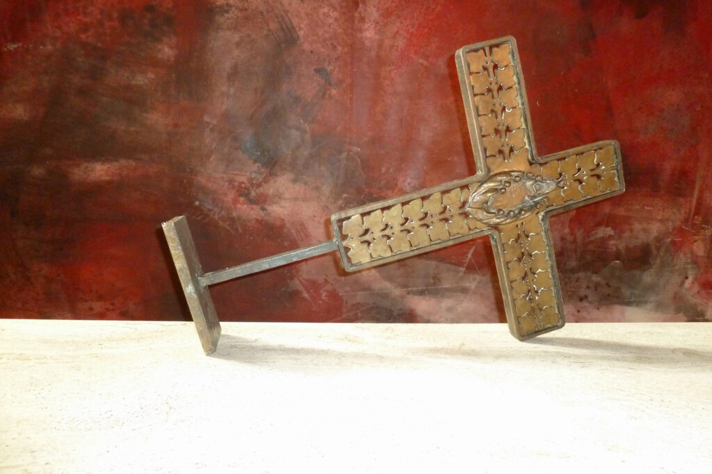 Karfreitag mit gekipptem Kreuz auf dem Altar, Foto: Helga Fitzner
