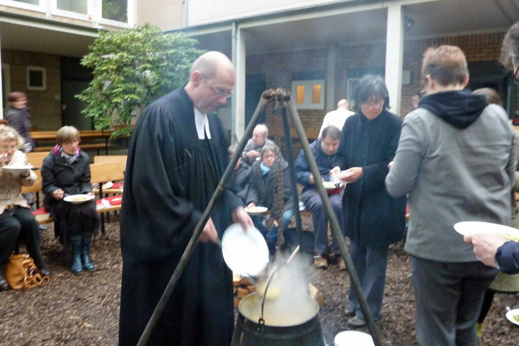 Feierabendmahl zu Gründonnerstag mit Pfarrer Mathias Bonhoeffer, Foto: Helga Fitzner