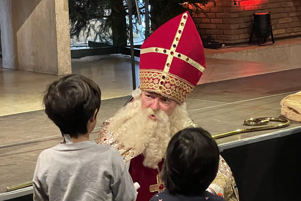 Der Nikolaus beschenkt die Kinder, Foto: lutherpics j