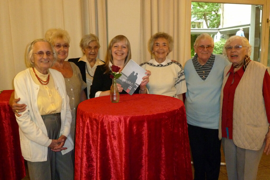 Seniorenbuch "Angerichtet", Helga Fitzner mit einigen der Autorinnen, Foto: Eva Dreher