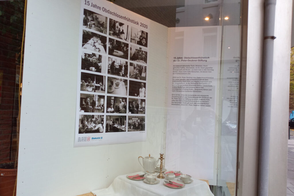 Fensterausstellung "15 Jahre Obdachlosenfrühstück 2020" von Ingrid Bahß im Vringstreff, Foto: Helga Fitzner